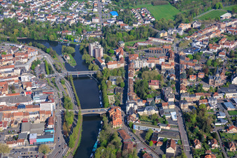 Saar-Brücken Pont de l'Europe und Pont des Alliés, Insel der Schleuse 28 Saargemünd sowie Jachthafen aus Süden im Ortsteil Blies Sud im Bundesland Moselle, Frankreich