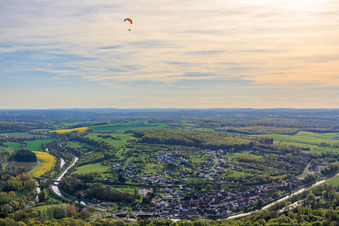 Dorfansicht in eimem Bogen von Saar und Saarkanal in Wittring im Bundesland Moselle, Frankreich