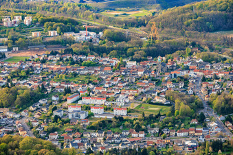 Stadtansicht von Süden vor dem historischen Berwerksförderturm Le puits Cuvelette Nord im Ortsteil Cité de la Chapelle in Freyming-Merlebach im Bundesland Moselle, Frankreich