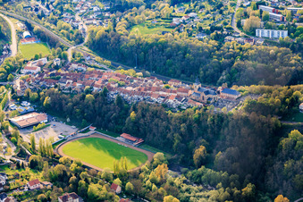 Sportplätze Stade Omnisport und Festhalle Espace De Wendel unter der historischen Altstadt auf dem Bergrücken in Hombourg-Haut im Bundesland Moselle, Frankreich