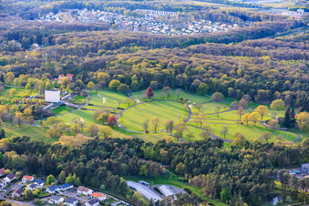 Grabsteinreihen und Parkanlage auf dem Amerikanischer Militärfriedhof und Gedenkstätte von Saint-Avold im Ortsteil Forêts de Zang et du Steinberg im Bundesland Moselle, Frankreich