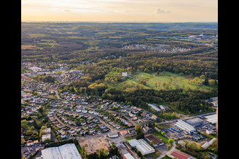 Amerikanischer Militärfriedhof und Gedenkstätte von Saint-Avold zwischen Kraftwerk und Stadt im Ortsteil Forêts de Zang et du Steinberg im Bundesland Moselle, Frankreich