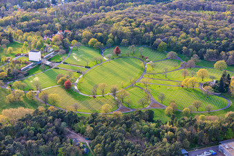 Grabsteinreihen und Parkanlage auf dem Amerikanischer Militärfriedhof und Gedenkstätte von Saint-Avold im Ortsteil Forêts de Zang et du Steinberg im Bundesland Moselle, Frankreich