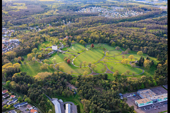 Grabsteinreihen und Parkanlage auf dem Amerikanischer Militärfriedhof und Gedenkstätte von Saint-Avold im Ortsteil Forêts de Zang et du Steinberg im Bundesland Moselle, Frankreich