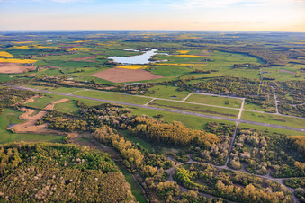 Landebahn des ehemaligen Miltärflugplatz Grostenquin aus Nordosten in Bistroff im Bundesland Moselle, Frankreich
