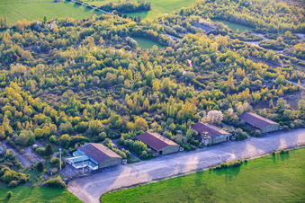 Paraglider über den Hangars am ehemaligen Miltärflugplatz Grostenquin in Bistroff im Bundesland Moselle, Frankreich