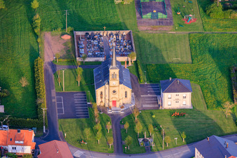 Kirche Saint-Joseph von Westen in Frémestroff im Bundesland Moselle, Frankreich