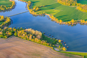 Brücke über den See Etang du Welschhof in Puttelange-aux-Lacs im Bundesland Moselle, Frankreich