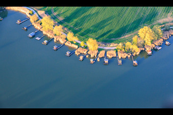 Stege mit Anglerhütten umsäumen das Ufer des Sees Etang du Welschhof in Puttelange-aux-Lacs im Bundesland Moselle, Frankreich