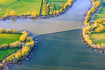 Brücke über den See Etang du Welschhof in Puttelange-aux-Lacs im Bundesland Moselle, Frankreich