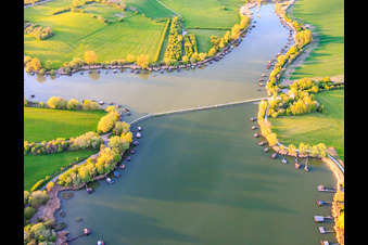 Brücke über den See Etang du Welschhof in Puttelange-aux-Lacs im Bundesland Moselle, Frankreich