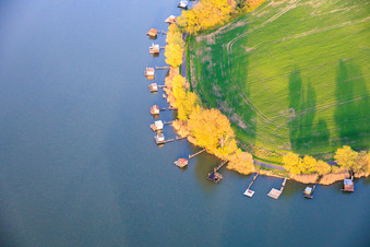Stege mit Anglerhütten umsäumen das Ufer des Sees Etang du Welschhof in Puttelange-aux-Lacs im Bundesland Moselle, Frankreich