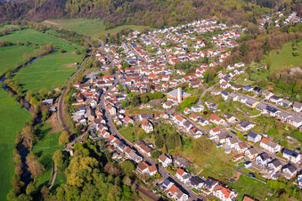 Ortsansicht von Osten mit Herz Jesu Kirche (Katholische Kirche) im Ortsteil Bierbach in Blieskastel im Bundesland Saarland, Deutschland