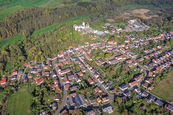 Dorfansicht im Bliestal mit Bliesmühle von Südosten im Ortsteil Breitfurt in Blieskastel im Bundesland Saarland, Deutschland