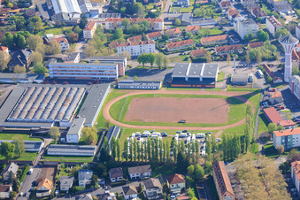 Lycée Henri Nominé mit Fussballplatz im Ortsteil La Cité in Saargemünd im Bundesland Moselle, Frankreich
