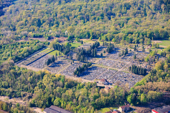 Städtischer Friedhof / Cimetière de Sarreguemines et Maison Funéraire im Ortsteil Blauberg in Saargemünd im Bundesland Moselle, Frankreich