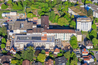 Baustelle für den NEUBAU der NOTAUFNAHME, INTENSIVMEDIZIN UND DIAGNOSTIKBEREICHE der Asklepios Südpfalzkliniken GmbH. Projektsteuerung: BPM Bau- und Projektmanagement Hart GmbH. BPM Architektur, Planung + Objektüberwachung: alsh sander hofrichter architekten GmbH Gesellschaft für Architektur und Generalplanung. Planungsbüro Noll GmbH , TGA-Planung / Heizung-Lüftung-Sanitär-Medizinische Gase-Gebäudeautomation, TGA-Planung / Stark- u. Schwachstromtechnische Anlagen / Fördertechnik: DE-Plan GmbH & Co. KG, Tragwerksplanung: ZPP Ingenieure AG, Freianlagen hofmann_röttgen Landschaftsarchitekten BDLA, Brandschutz: Rieser-Wessel Brandschutzsachverständige & Ingenieure PartG mbB und Bauphysik / Schallschutz-Akustik: Ingenieurbüro Seidel in Kandel im Bundesland Rheinland-Pfalz, Deutschland