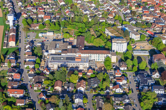Baustelle für den NEUBAU der NOTAUFNAHME, INTENSIVMEDIZIN UND DIAGNOSTIKBEREICHE der Asklepios Südpfalzkliniken GmbH. Projektsteuerung: BPM Bau- und Projektmanagement Hart GmbH. BPM Architektur, Planung + Objektüberwachung: alsh sander hofrichter architekten GmbH Gesellschaft für Architektur und Generalplanung. Planungsbüro Noll GmbH , TGA-Planung / Heizung-Lüftung-Sanitär-Medizinische Gase-Gebäudeautomation, TGA-Planung / Stark- u. Schwachstromtechnische Anlagen / Fördertechnik: DE-Plan GmbH & Co. KG, Tragwerksplanung: ZPP Ingenieure AG, Freianlagen hofmann_röttgen Landschaftsarchitekten BDLA, Brandschutz: Rieser-Wessel Brandschutzsachverständige & Ingenieure PartG mbB und Bauphysik / Schallschutz-Akustik: Ingenieurbüro Seidel in Kandel im Bundesland Rheinland-Pfalz, Deutschland
