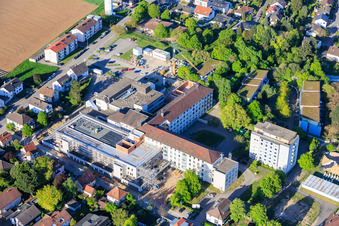 Baustelle für den NEUBAU der NOTAUFNAHME, INTENSIVMEDIZIN UND DIAGNOSTIKBEREICHE der Asklepios Südpfalzkliniken GmbH. Projektsteuerung: BPM Bau- und Projektmanagement Hart GmbH. BPM Architektur, Planung + Objektüberwachung: alsh sander hofrichter architekten GmbH Gesellschaft für Architektur und Generalplanung. Planungsbüro Noll GmbH , TGA-Planung / Heizung-Lüftung-Sanitär-Medizinische Gase-Gebäudeautomation, TGA-Planung / Stark- u. Schwachstromtechnische Anlagen / Fördertechnik: DE-Plan GmbH & Co. KG, Tragwerksplanung: ZPP Ingenieure AG, Freianlagen hofmann_röttgen Landschaftsarchitekten BDLA, Brandschutz: Rieser-Wessel Brandschutzsachverständige & Ingenieure PartG mbB und Bauphysik / Schallschutz-Akustik: Ingenieurbüro Seidel in Kandel im Bundesland Rheinland-Pfalz, Deutschland