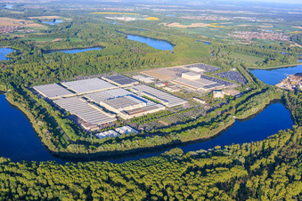 Merceds-Benz Global Logistics Center aus Westen in Germersheim im Bundesland Rheinland-Pfalz, Deutschland