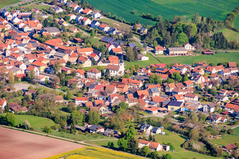 Dorfansicht aus Südosten mit Ev.-Luth. Kirche St. Peter und Rathaus in Ermershausen im Bundesland Bayern, Deutschland