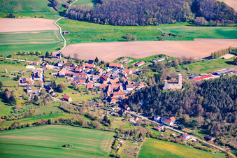 Dorfansicht aus Süden mit Burgruine Ehrenstein in Stadtilm im Bundesland Thüringen, Deutschland