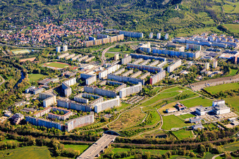 Tunnel der A4 unter der Plattenbausiedlung aus Südwesten und EVER Pharma Jena GmbH im Ortsteil Neulobeda im Bundesland Thüringen, Deutschland