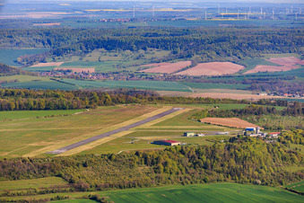 Landebahn und Turm des Verkehrslandeplatz Jena-Schöngleina aus Süden im Bundesland Thüringen, Deutschland