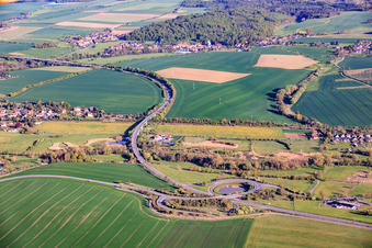 B281 Ausfahrt Neustadt an der Orla mit Biotop im Ortsteil Neunhofen im Bundesland Thüringen, Deutschland
