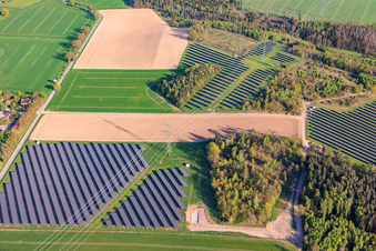 Große Freiflächen PV-Anlage an der Gamse in Gertewitz im Bundesland Thüringen, Deutschland