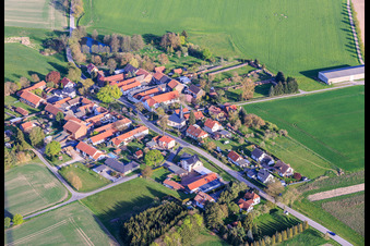 Dorfansicht mit Dorfkirche aus Westen im Ortsteil Bahren in Peuschen im Bundesland Thüringen, Deutschland