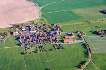 Dorfansicht mit Dorfkirche St. Martin aus Nordwesten in Moxa im Bundesland Thüringen, Deutschland