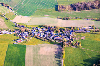 Dorfansicht aus Norden mit rundem Dorfteich und Kirche St. Mauritius im Ortsteil Burglemnitz in Remptendorf im Bundesland Thüringen, Deutschland