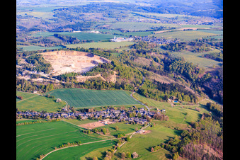 Dorfansicht aus Nordwesten vor dem Steinbruch der Granitwerk Fischer GmbH & Co. KG im Ortsteil Weitisberga in Wurzbach im Bundesland Thüringen, Deutschland
