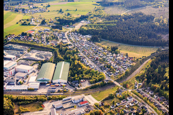 Ortsansicht aus Osten mit Wiegand-Glashüttenwerke GmbH und Bayerische Flaschen-Glashüttenwerke Vertriebs-GmbH in Steinbach am Wald im Bundesland Bayern, Deutschland