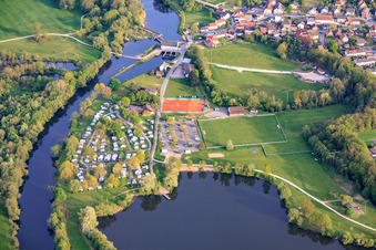 Maincamping Lichtenfels am Badesee Oberwallenstadt und Sportplätze des DJK Franken Lichtenfels an der Furt im Main des Wasserkraftwerk Oberwallenstadt im Bundesland Bayern, Deutschland