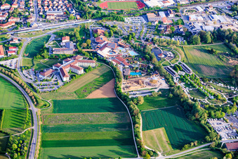 Kurpark mit Seebühne, Obermain Therme und Schön Klinik Bad Staffelstein im Bundesland Bayern, Deutschland