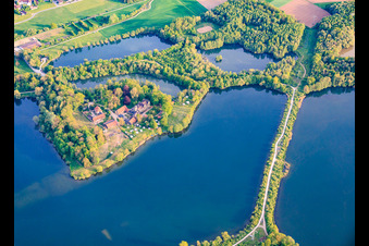 Schloss Oberau im Mittelsee und Segel und Motorbootschule Oberau - Werner Dorbert in Bad Staffelstein im Bundesland Bayern, Deutschland