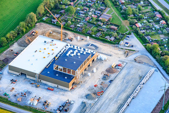 Neubaustelle der Firma Benkert Dachbegrünung GmbH & Co. KG zwischen der Prappacher Straße und dem Gewerbegebiet Godelstatt für Halle und Bürogebäude beim Kleingartenverein Hassfurt e.V im Ortsteil Kleinaugsfeld in Haßfurt im Bundesland Bayern, Deutschland