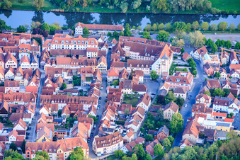 Historische Altstadt am Mainufer mit Promenade von Norden in Haßfurt im Bundesland Bayern, Deutschland