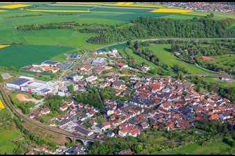 Dorfansicht im Saaletal von Südosten mit Kirche St. Johannes der Täufer in Euerdorf im Bundesland Bayern, Deutschland