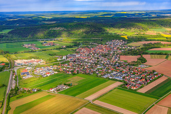 Ortsansicht aus Osten diesseits der A7 mit Saaletalbrücke in Elfershausen im Bundesland Bayern, Deutschland