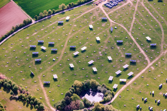 Baustelle zum Rückbau der Mover am Solarpark Gut Erlasee mit dem Sonnenstand nachgeführten Paneelen im Ortsteil Büchold in Arnstein im Bundesland Bayern, Deutschland