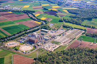Stillgelegtes Kernkraftwerk Grafenrheinfeld der Preussenelektra GmbH am Mainufer mit Castorenlager in der "Turnhalle" und großem Umspannwerk im Bundesland Bayern, Deutschland