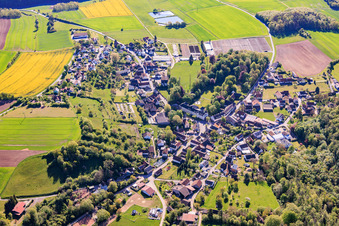 Dorfansicht aus Westen mit Schloß Ditterswind (bisher Pflegeheim für geistig Behinderte des Diakonischen Werks heute privater Wohnsitz der Unternehmerfamilie Fischer) in Maroldsweisach im Bundesland Bayern, Deutschland