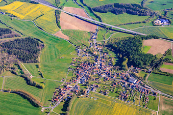 Ortsansicht von Südwesten dieseits der Talbrücke der A73 in Brünn im Bundesland Thüringen, Deutschland