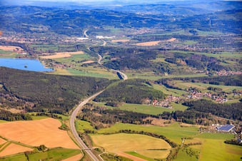 Verlauf der Autobahn A73 nach Nordosten und Talsperre Ratscher im Ortsteil Oberrod in Schleusingen im Bundesland Thüringen, Deutschland