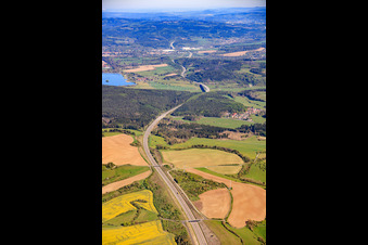 Verlauf der Autobahn A73 nach Nordosten und Talsperre Ratscher im Ortsteil Wiedersbach in Auengrund im Bundesland Thüringen, Deutschland