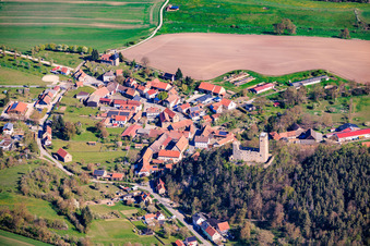 Dorfansicht aus Süden mit Burgruine Ehrenstein in Stadtilm im Bundesland Thüringen, Deutschland
