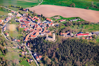 Dorfansicht aus Süden mit Burgruine Ehrenstein in Stadtilm im Bundesland Thüringen, Deutschland